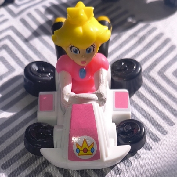 Set of 4 Mario Kart 8 Deluxe McDonald's Toys - Mario Luigi Peach Donkey Kong DK - Picture 9 of 16